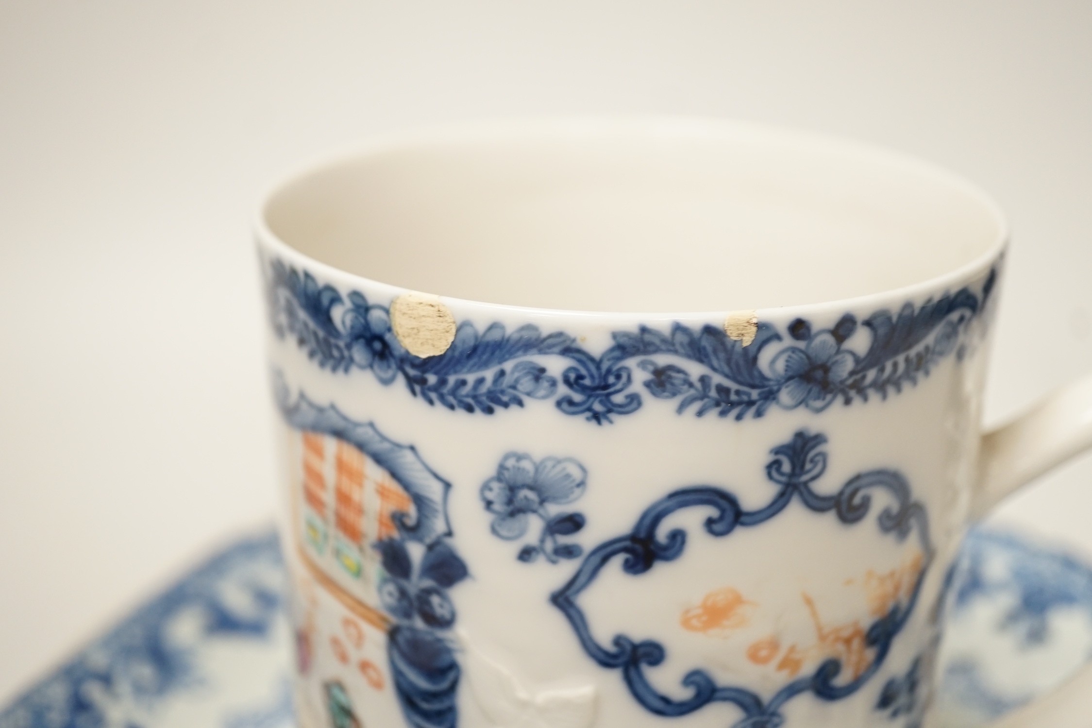A Chinese Export famille rose tankard, 13cm tall, together with a Chinese blue and white plate, both 18th century